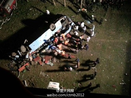 荆州长江大桥客车爆胎坠江