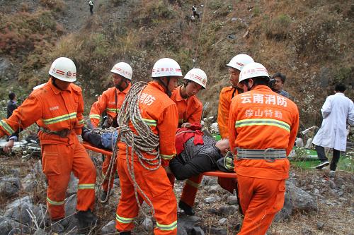 云南一大客车翻下山沟 已致13人死亡2