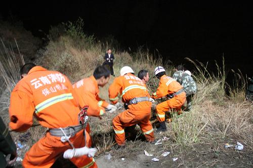 云南一大客车翻下山沟 已致13人死亡3