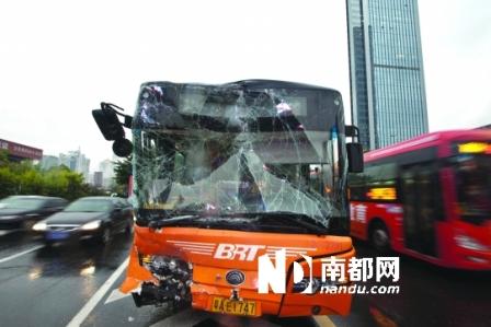 广州三辆BRT公交车相撞
