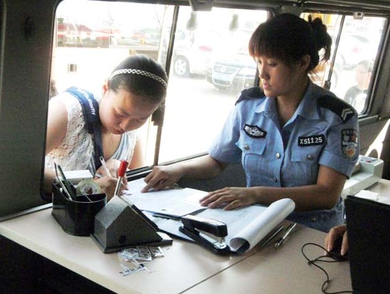 晋中市交警支队阳光流动车管所现场办理补证、换证业务。