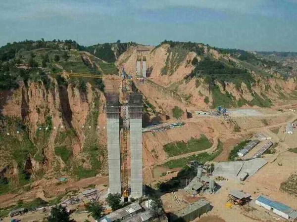 黄延高速扩能工程陕西甘泉县境内一处施工工地