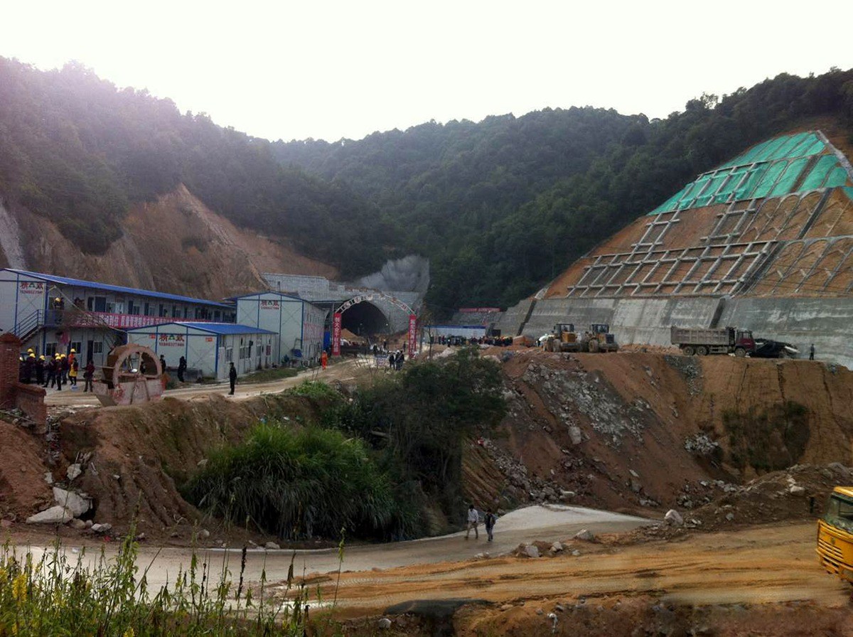 福建龙岩在建高速隧道发生坍塌 21人被埋