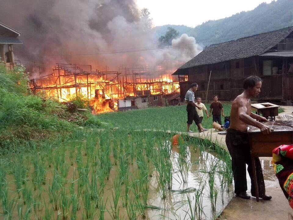 贵州侗族村寨发生火灾 