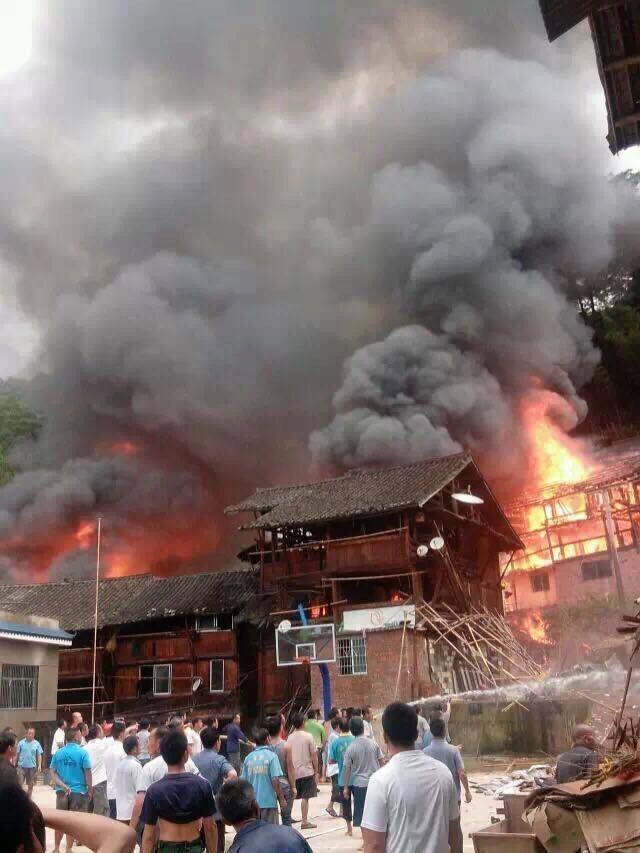 贵州侗族村寨发生火灾 