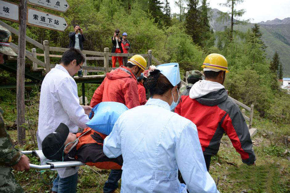 四川达古冰山开展联合应急演练