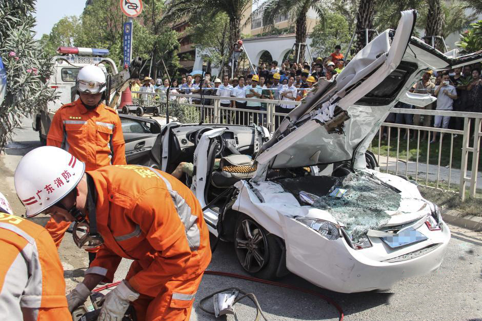 深圳一货车发生侧翻事故 致两人死亡