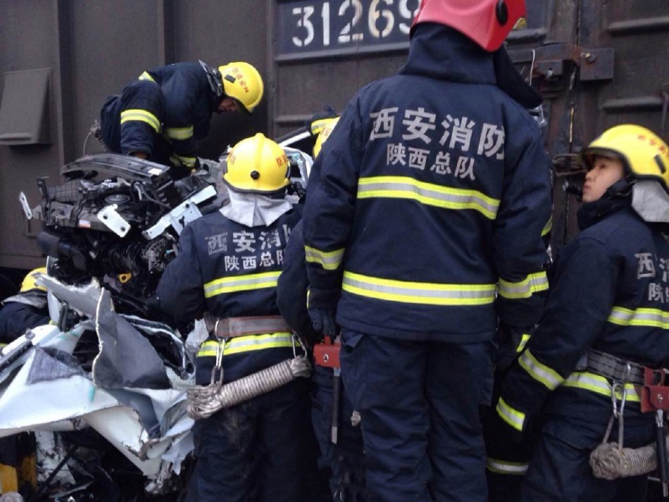 西安轿车与火车发生相撞事故 1人被困 